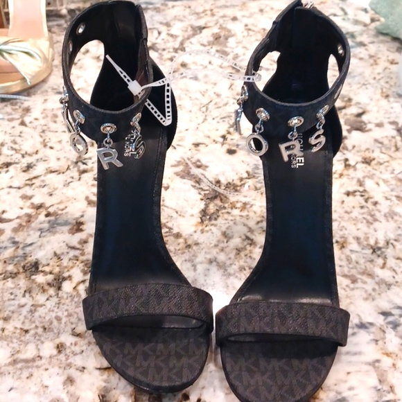 Michael Kors Women's Kelli Logo Print Charm Detail Sandals SZ 10 New - Picture 5 of 16